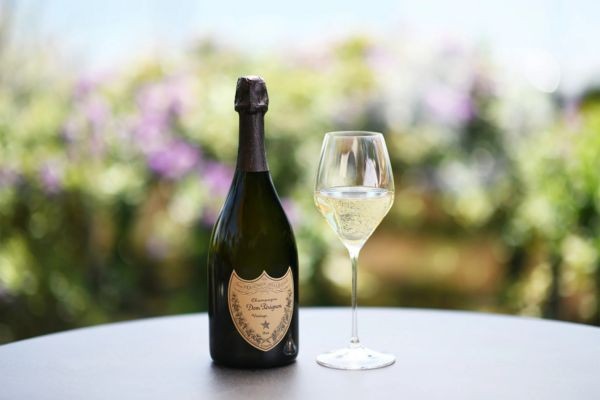 bouteille et verre de dom perignon