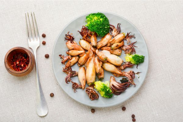 plat d'encornets avec des légumes
