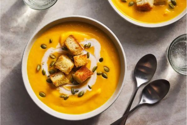 soupe au potiron accompagné de croûtons dorés à l'ail
